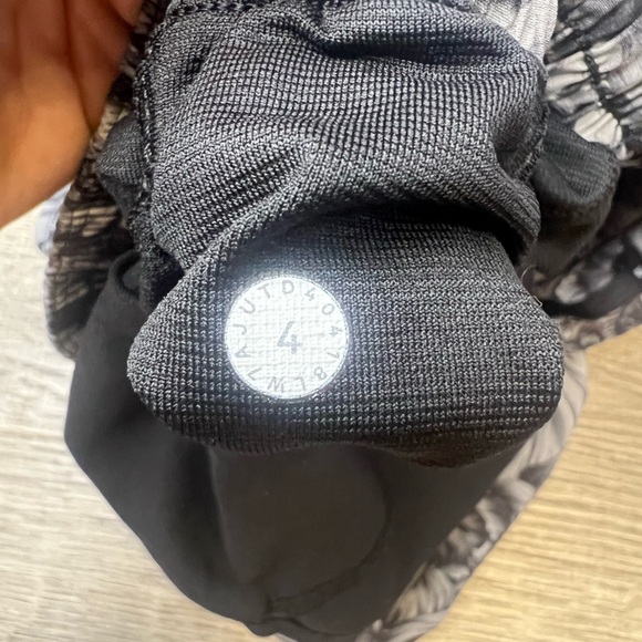 Lululemon Hotty Hot Short II Size 4 - Picture 9 of 11